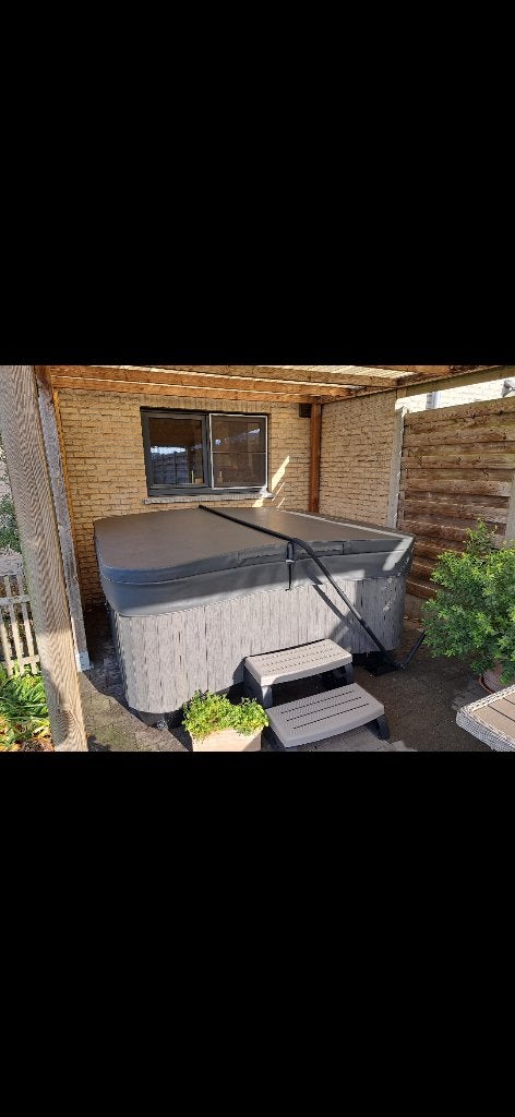 Jacuzzi, Bewell Canadian Spa E585, Tuin en Terras, Ophalen, Zo goed als nieuw, Trap, Vast