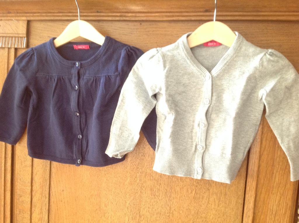 Lot de deux gilets - Fille 18 mois, Enfants & Bébés, Vêtements de bébé | Taille 80, Pull ou Veste, Enlèvement, Utilisé, Hema