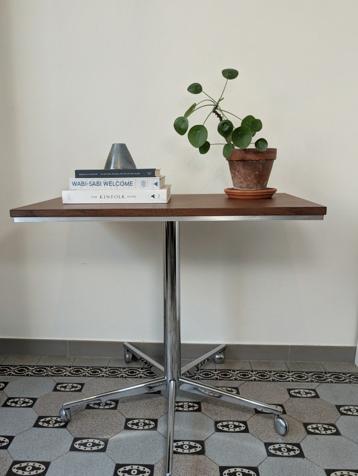 Gerenoveerde vintage design bijzettafel op wielen., Comme neuf, Enlèvement, Rectangulaire, Bois