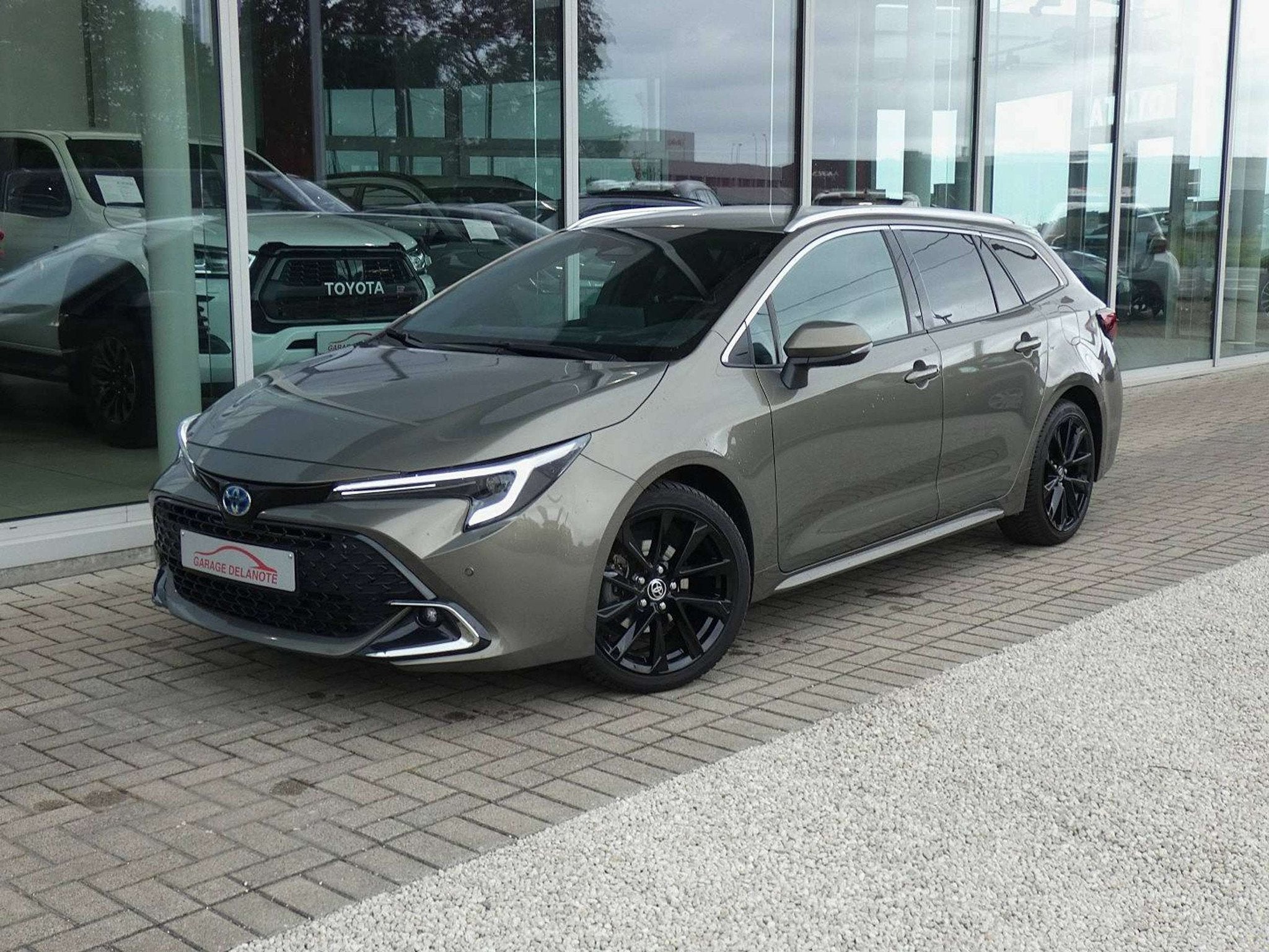 Toyota Corolla 1.8 Hybrid Premium 140pk +Head-up display +Sp, Auto's, 1300 kg, Gebruikt, 4 cilinders, Bruin