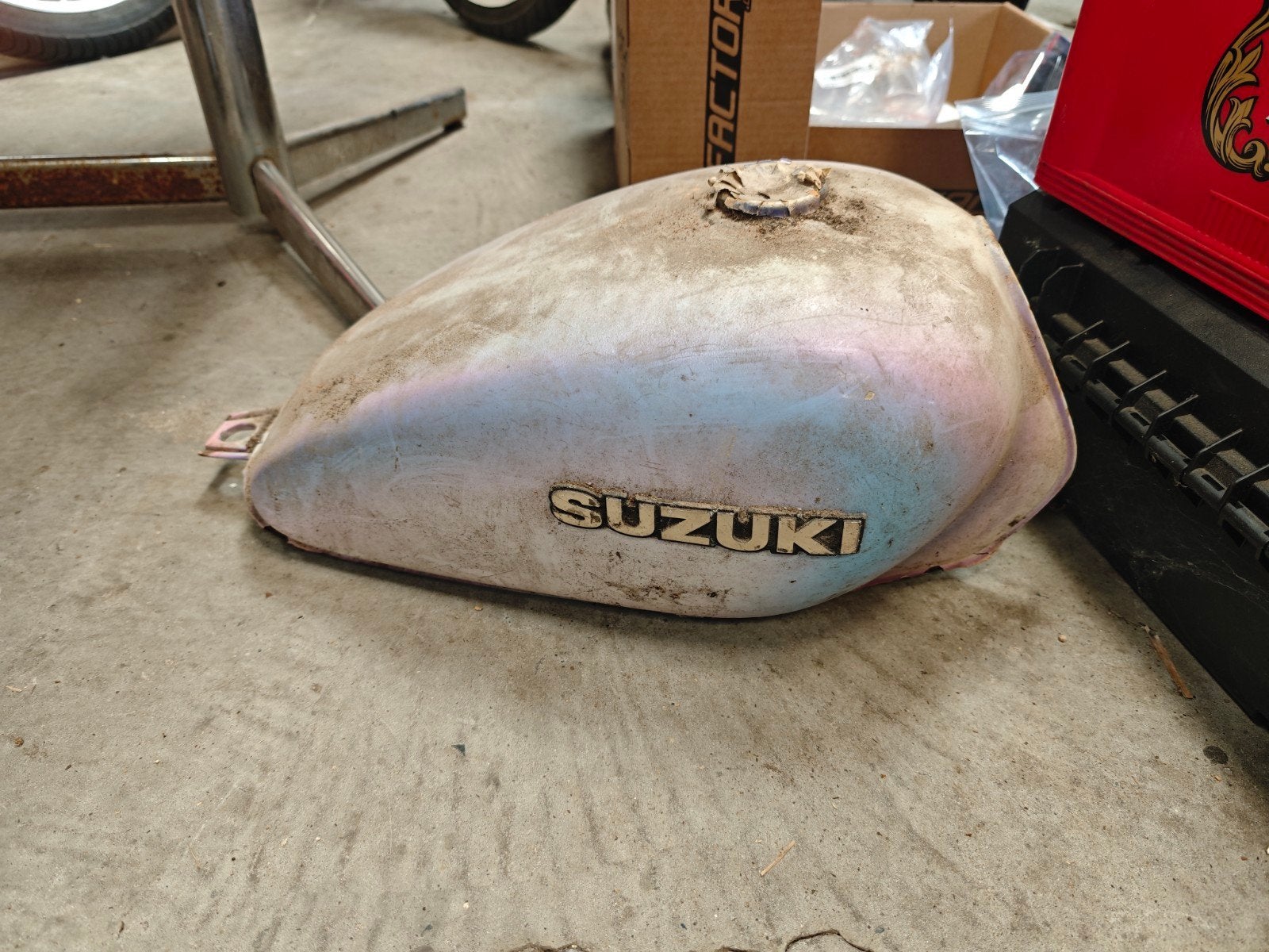Suzuki benzinetank, Enlèvement