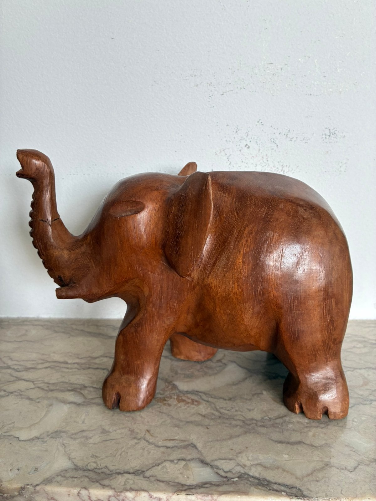 Decoratieve olifant in massief gesneden hout - 20 x 16 cm, Antiek en Kunst, Kunst | Niet-Westerse kunst, Bruin, Ophalen, Gesneden