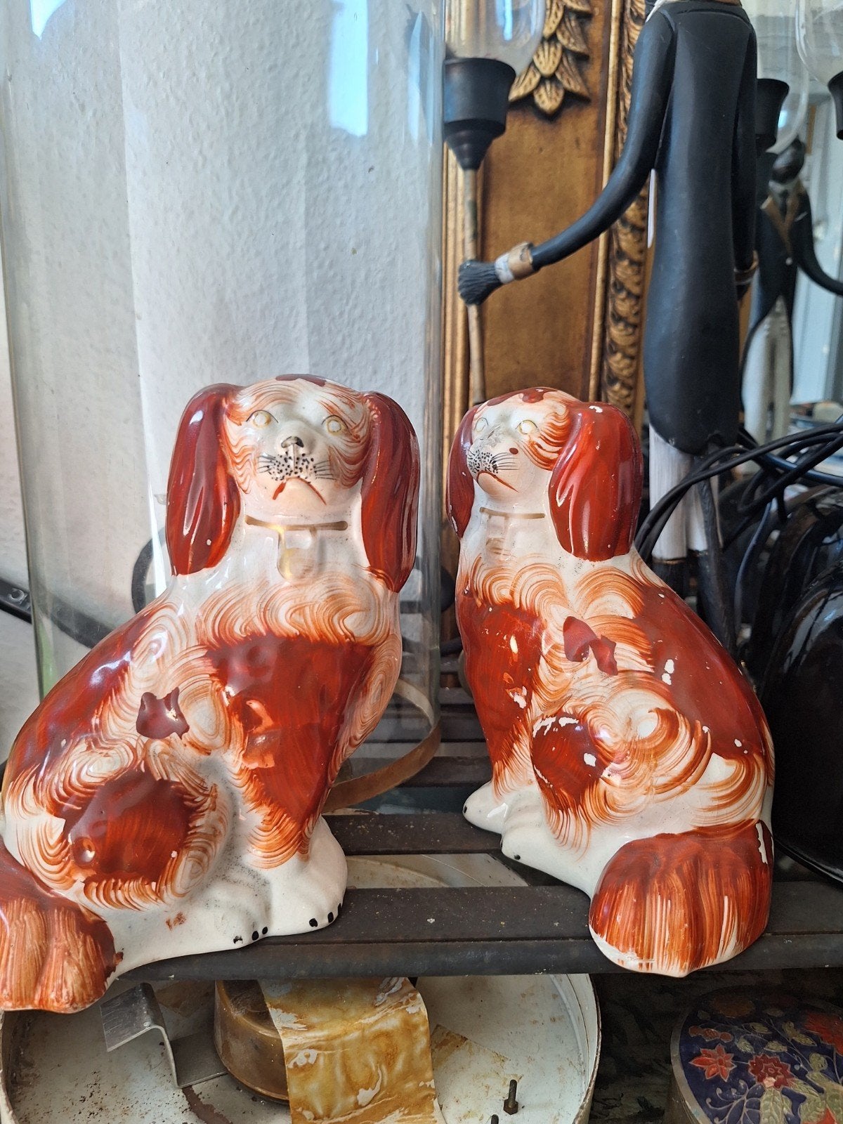 Paar Engelse keramische honden „Cavaliers King Charl”, Antiek en Kunst