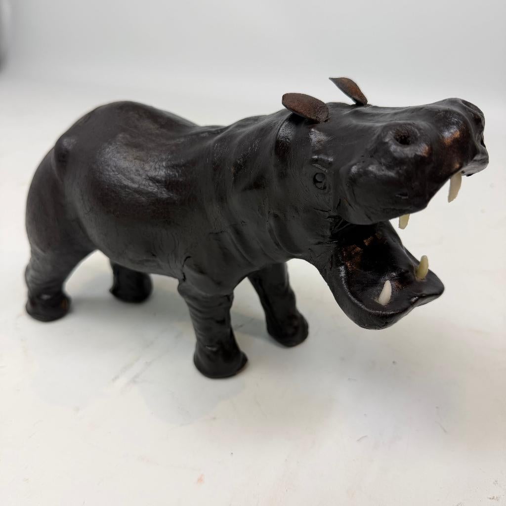 Hippopotame en cuir du milieu du siècle, Enlèvement