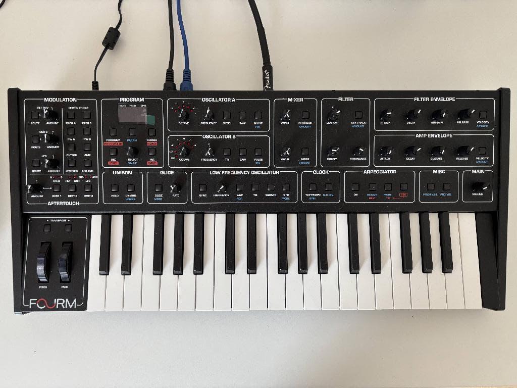 Sequential Fourm - nieuwstaat met garantie, Musique & Instruments, Synthétiseurs, Comme neuf, Autres nombres, Autres marques, Avec connexion MIDI