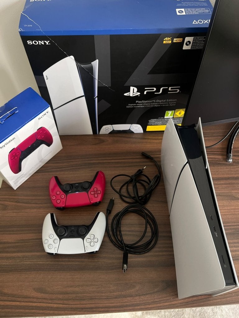 Playstation 5 Slim Digitale Editie - 1 TB - 2 Controllers, Games en Spelcomputers, Ophalen, Gebruikt, Playstation 5 Digital