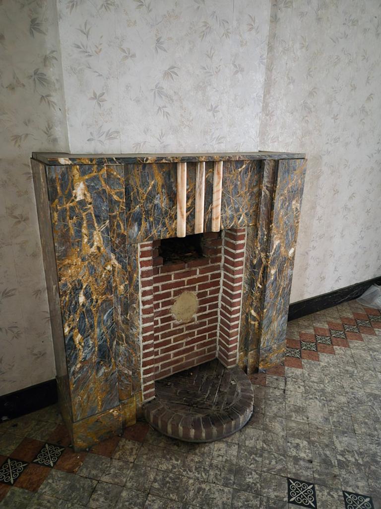 Antieke schouw in donker marmer – goud/bruin – met bakstenen, Ophalen