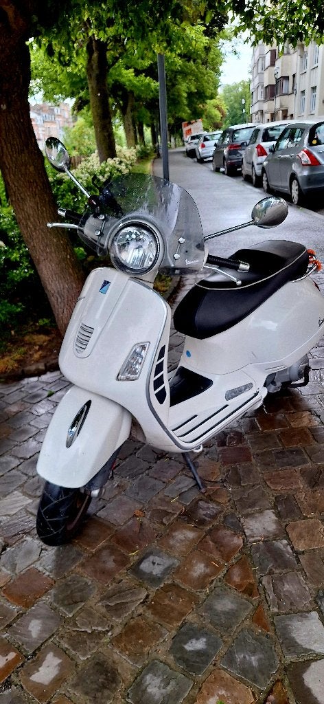 Vespa 300 GTS is 2450 euro, Ophalen, Gebruikt, 300 cc, Benzine