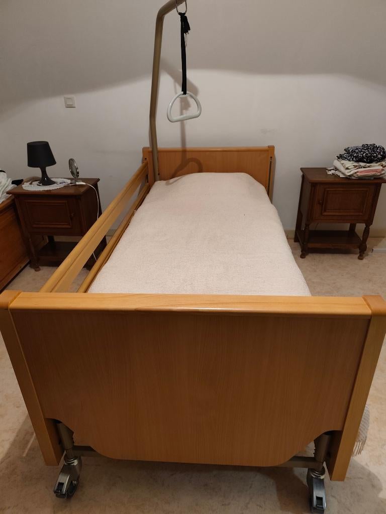 Lit médical électrique pour une personne, complet, Enlèvement, Comme neuf