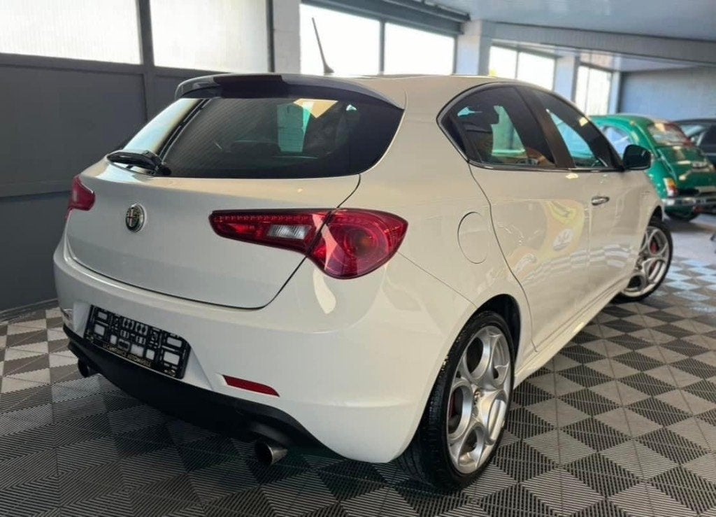 Alfa Roméo Giulietta 1.7Tbi Quadrifoglio CT OK Garant12 mois, Electronic Stability Program (ESP), Euro 5, Achat, https://public.car-pass.be/vhr/7926324a-0a85-4067-a27c-ae04b6d514f0?lang=fr