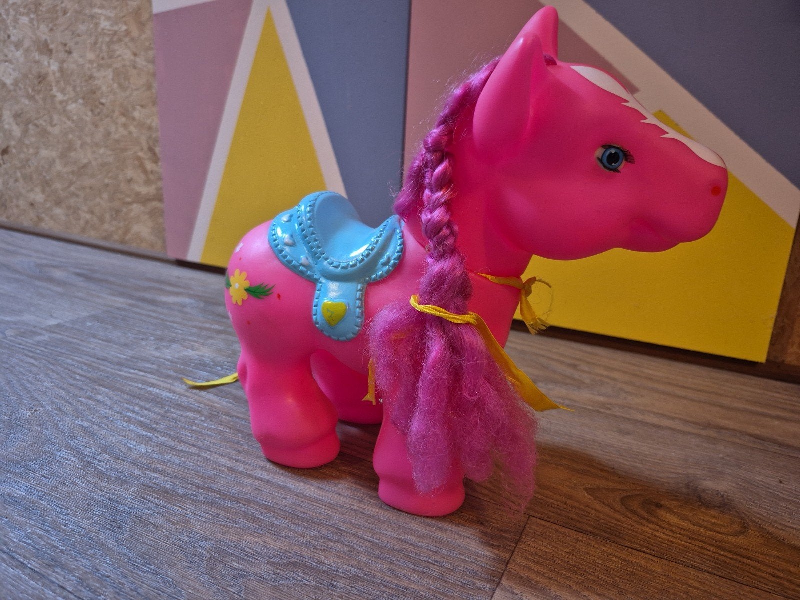 Schattig roze speelgoedpaardje met blauw zadel, Kinderen en Baby's, Ophalen