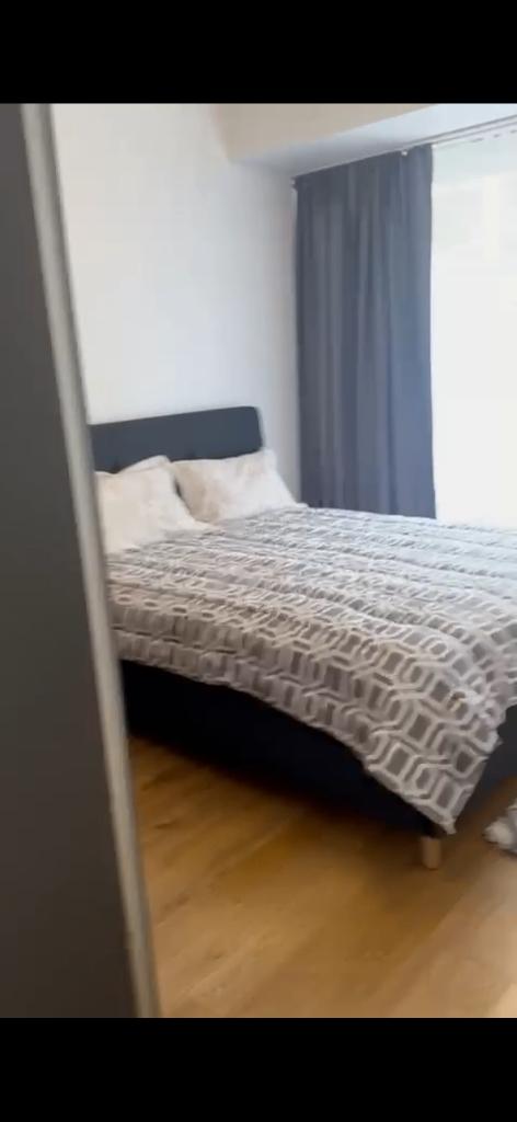 Lit + matelas, Maison & Meubles, Chambre à coucher | Lits, Neuf, Gris, Tissu, Queen size
