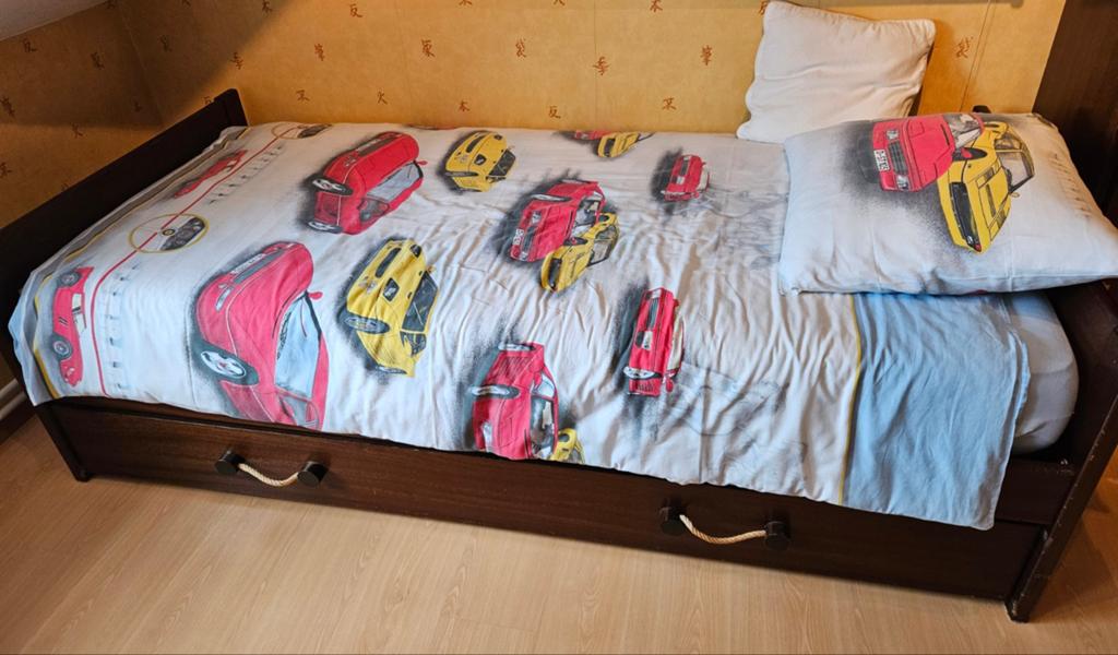 Bed met schuif incl. Matras, Huis en Inrichting, Slaapkamer | Bedden, Ophalen