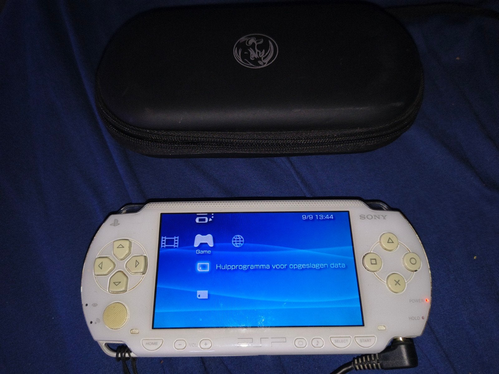Psp 1004 White in Perfect working Condition + 31 games, Consoles de jeu & Jeux vidéo, Consoles de jeu | Sony PSP, Enlèvement ou Envoi