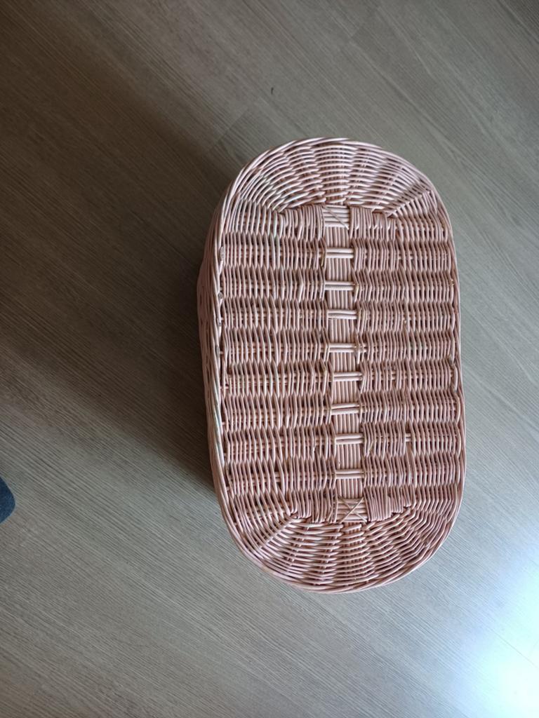 roze mand van rieten en rotan met deksel, Ophalen