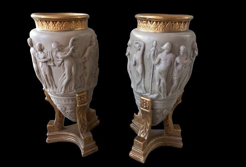paire de vases en plâtre à motif féminin., Enlèvement