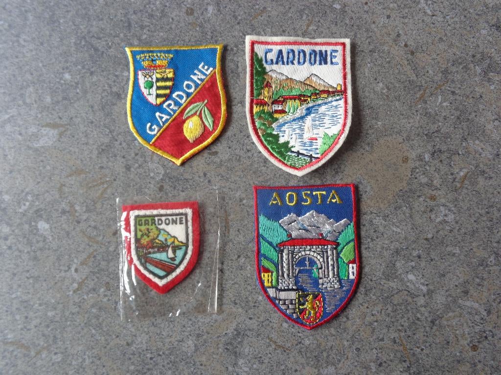 4 anciens écussons en tissu d'Italie, Collections, Enlèvement