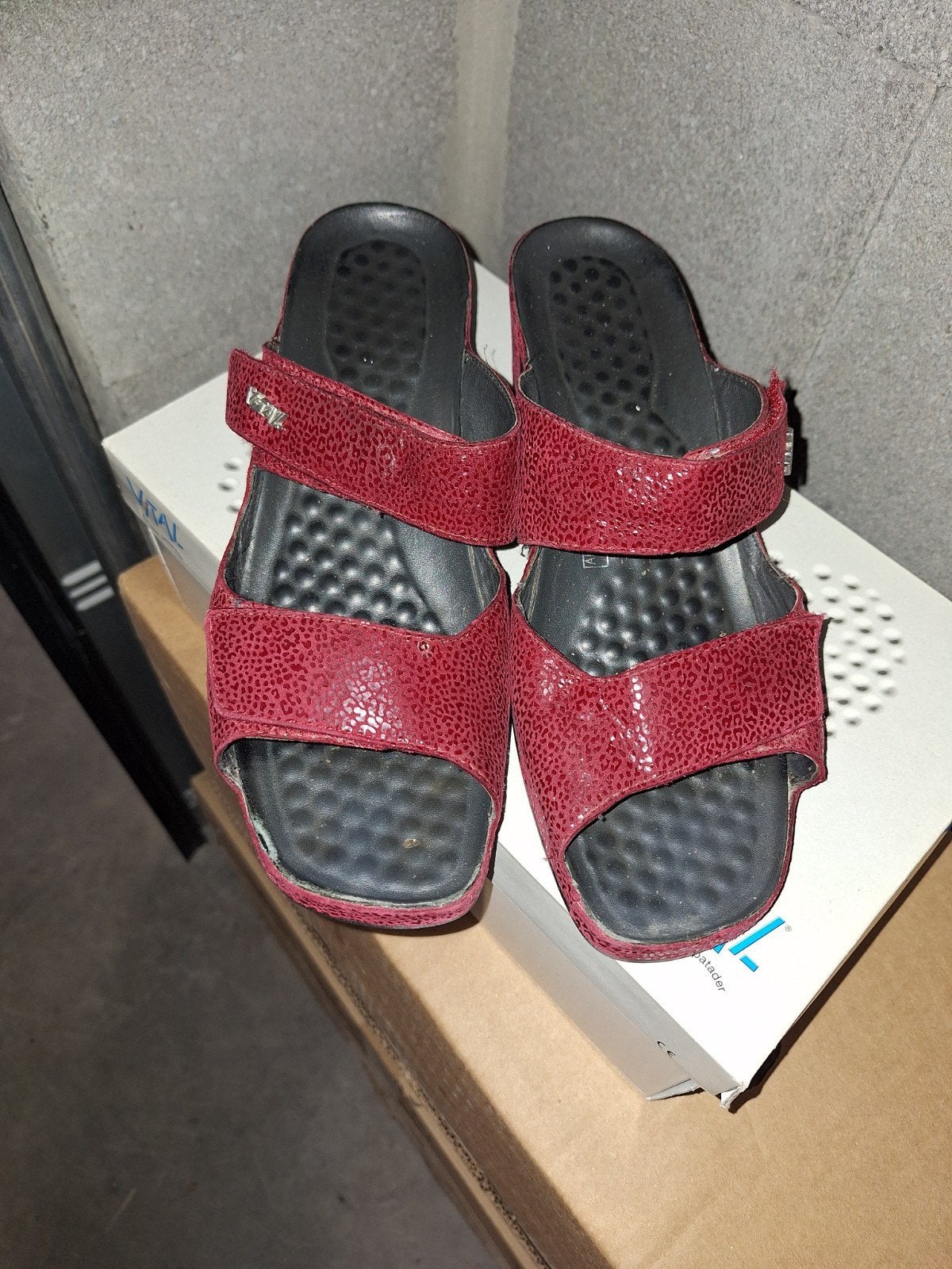 rode comfort gezondheidslippers merk Vital met velcro maat 4, Kleding | Dames, Ophalen, Zo goed als nieuw, Rood