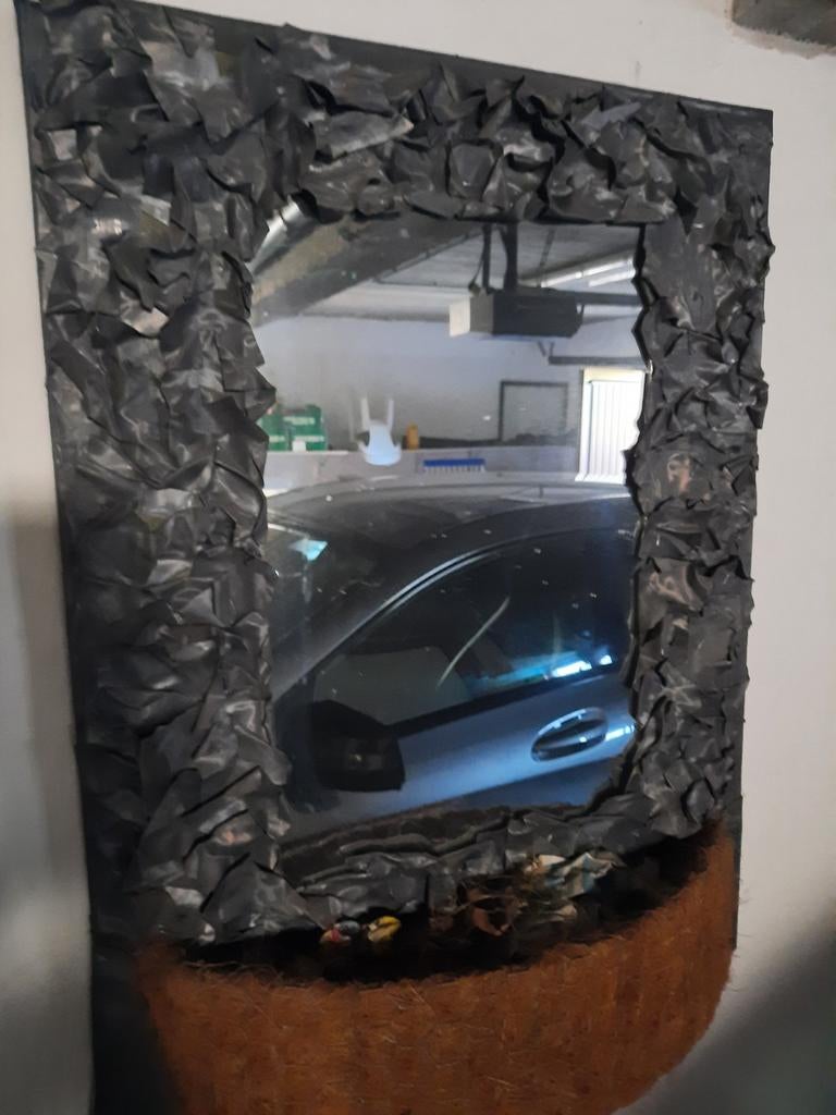 Miroir avec bac à fleurs, Enlèvement