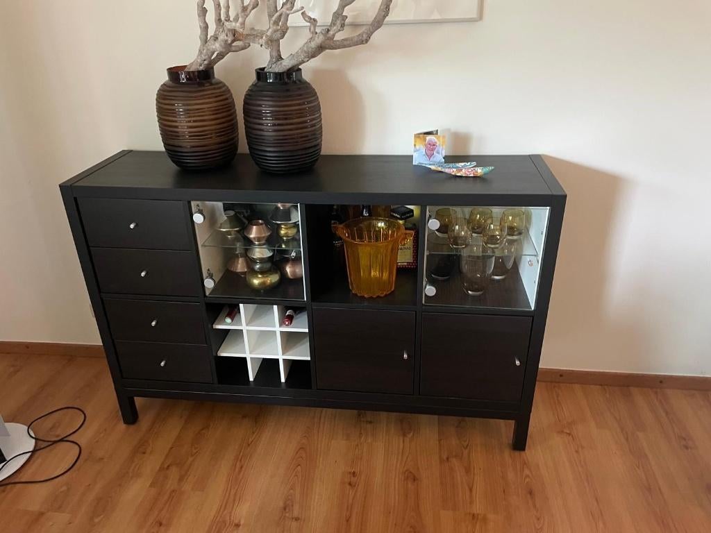 Zwartbruin dressoirkast met glazen deurtjes, Ophalen, Met deur(en), Zo goed als nieuw, Minder dan 150 cm