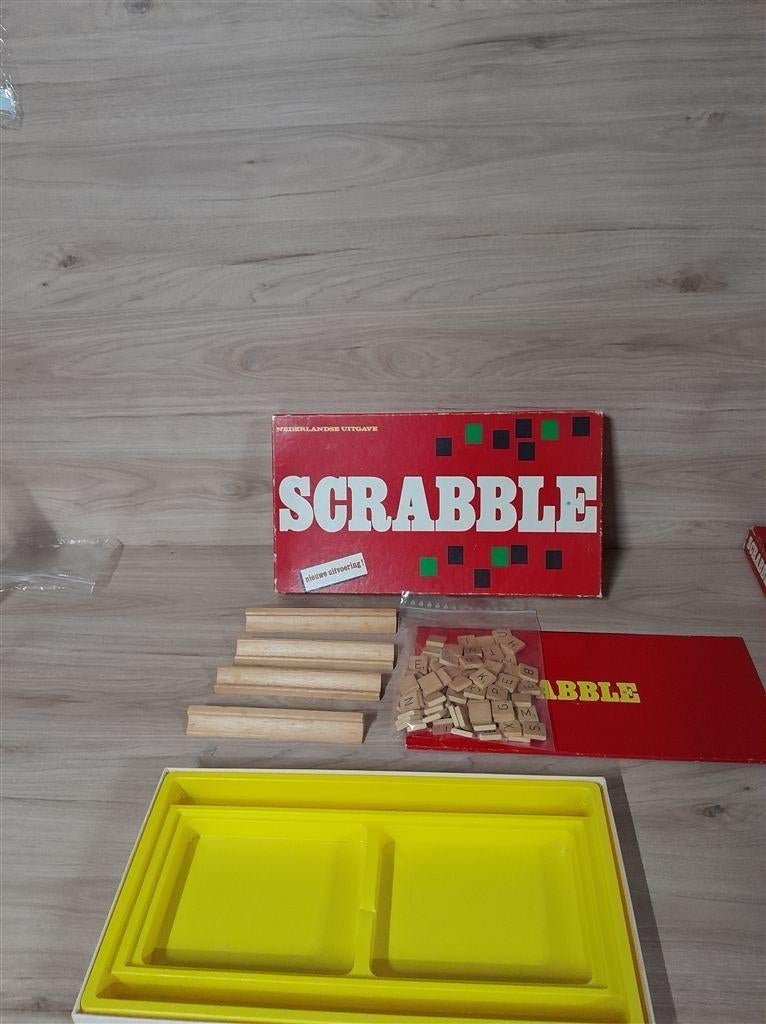 scrabble rode doos houten letters [s1110], Hobby en Vrije tijd, Gezelschapsspellen | Bordspellen, Zo goed als nieuw, Verzenden