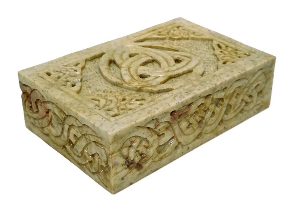 Kistje in jadeiet met keltische snijwerk., Ophalen of Verzenden
