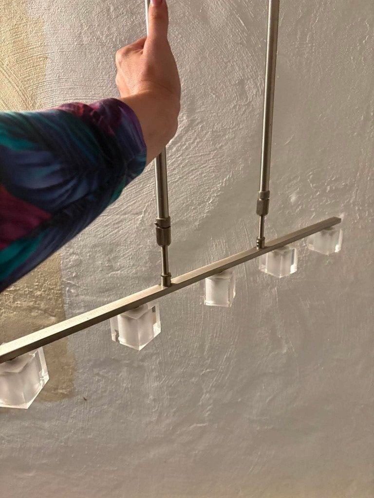 Kroonluchter in zilver metaal met 5 mat glazen lampenkappen, Huis en Inrichting, Ophalen, Gebruikt, Glas, Modern strak