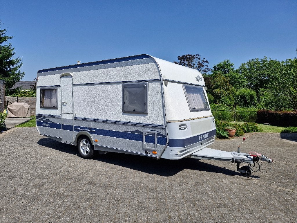 Fendt Saphir met volautomatische mover en Isabella voortent, Caravans en Kamperen, Caravans, Rondzit, Frans bed, Ringverwarming