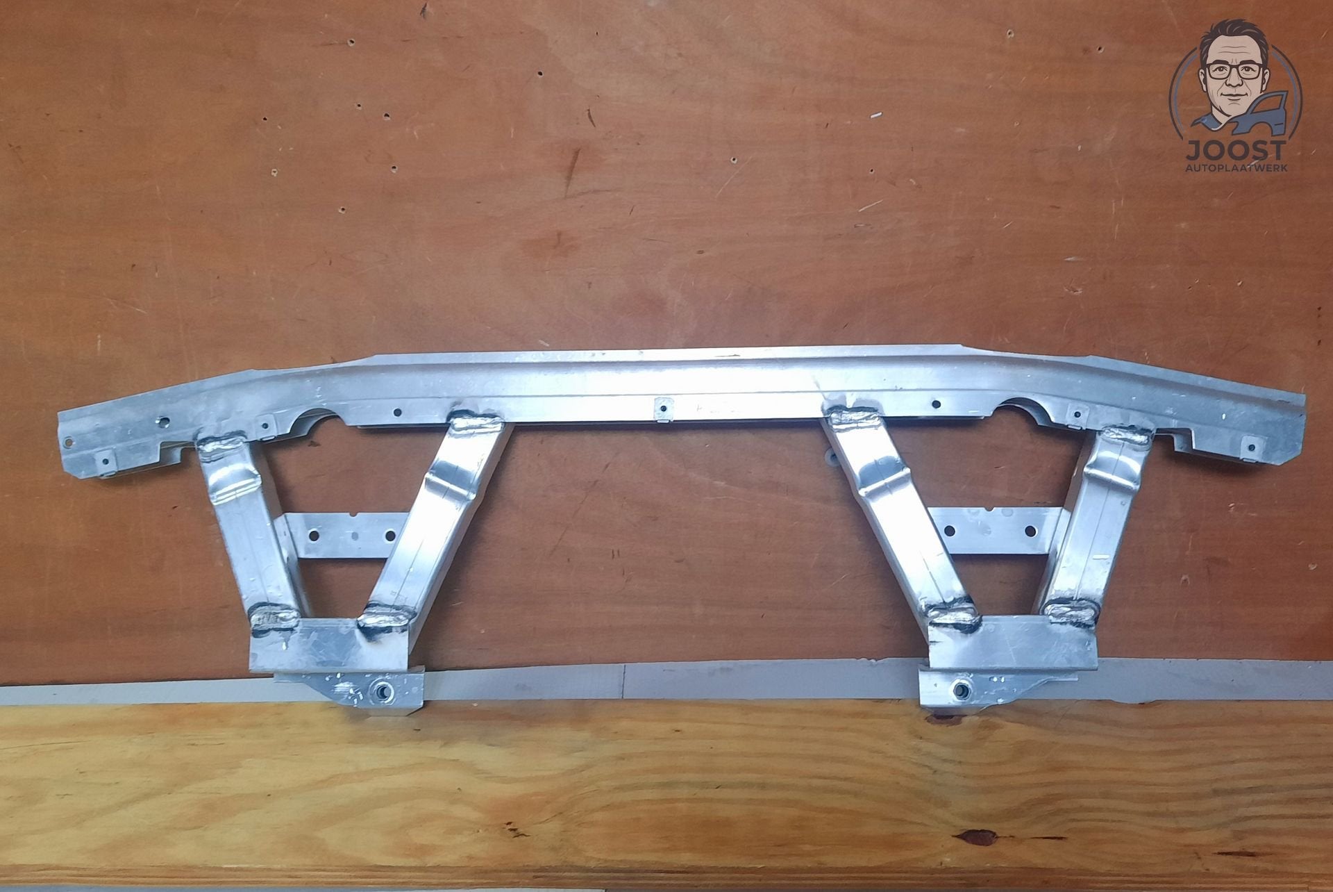Bumperbalk onder Porsche Macan / Audi Q6 E-Tron 95C807617D, -Auto-Union-Strasse 1, 85057 Ingolstadt, Duitsland, Audi, Voor, Herkomst onderdeel bekend