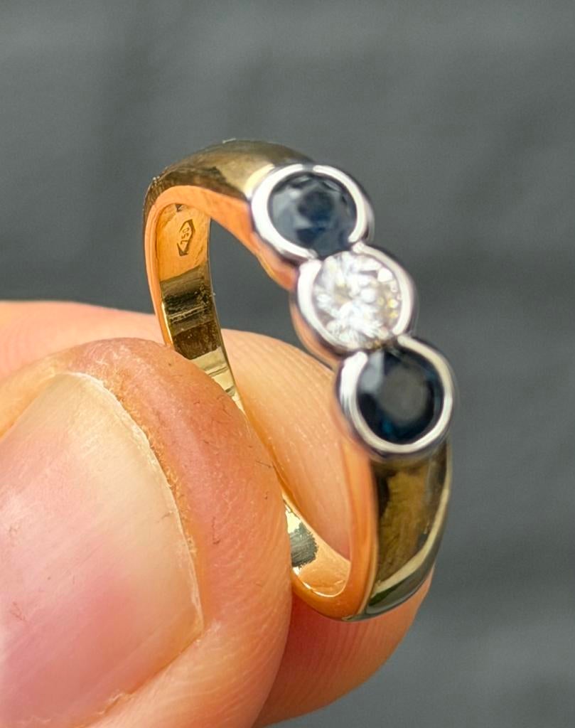 18K gouden ring met 1 natuurlijke diamant 2 blauwe saffieren, 18 tot 19, Geel, Ophalen of Verzenden, Met edelsteen