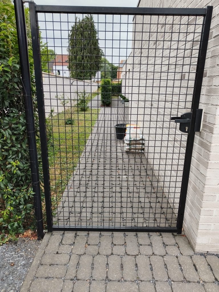 Zwart gaashek met grondpaal, Tuin en Terras, Ophalen, 100 tot 150 cm, Zo goed als nieuw, Draaipoort