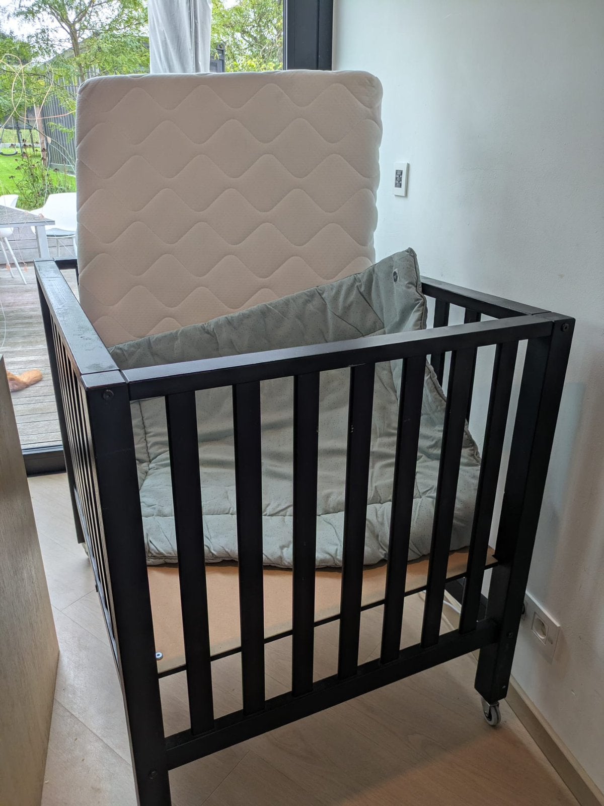 Zwart babybedje 101/79 cm  , incl matras en topper, Kinderen en Baby's, Ophalen, Gebruikt, Rechthoekig, In hoogte verstelbaar