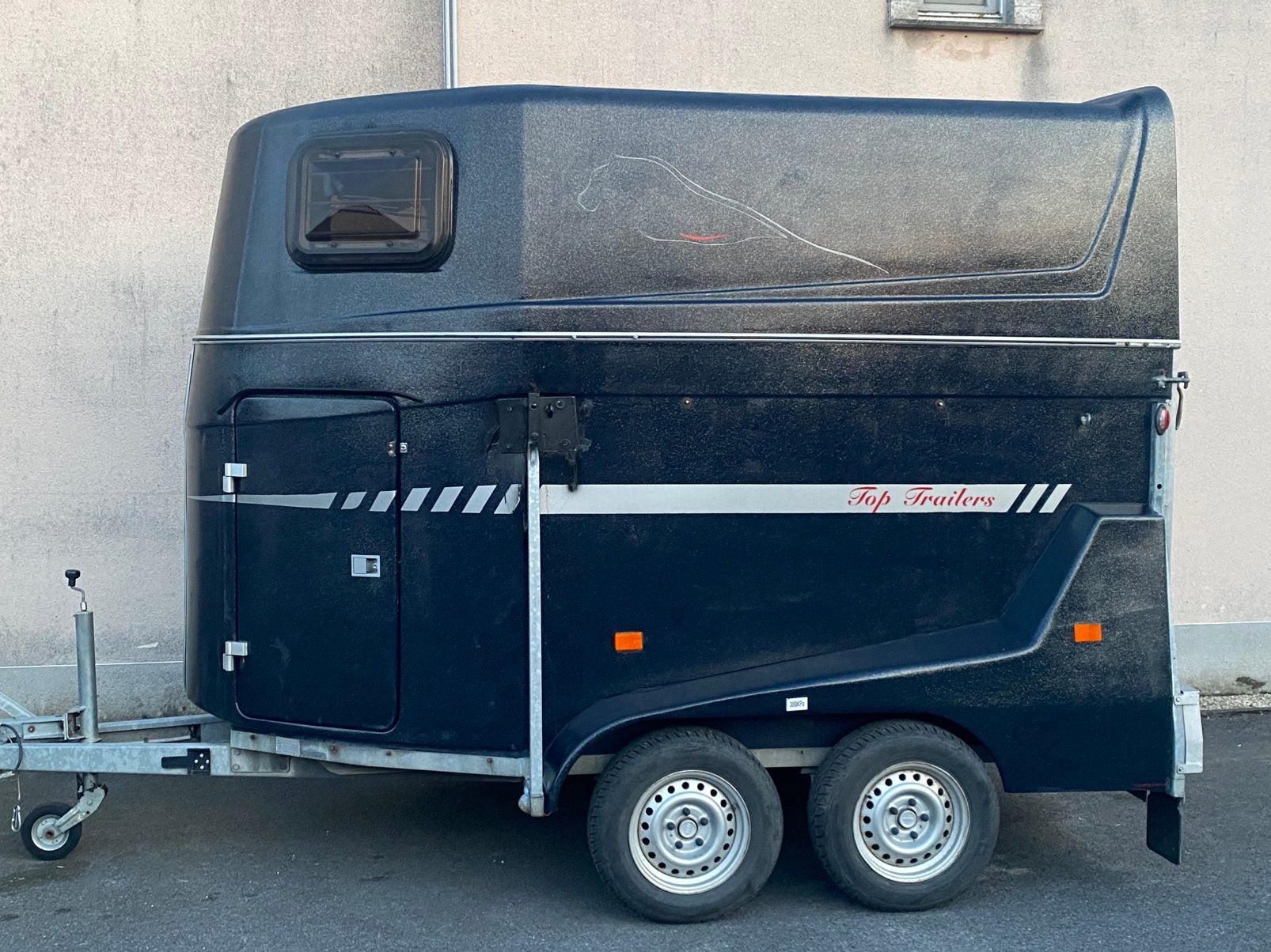 PAARDENTRAILER POLYESTER MET ZADELKAMER, Ophalen, Zo goed als nieuw, Polyester, 2-paards trailer
