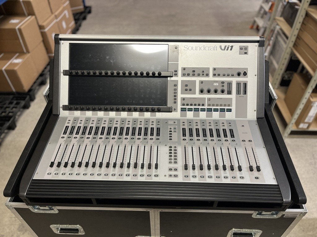 SOUNDCRAFT Vi1 + Flightcase - table de mixage, Enlèvement ou Envoi, Comme neuf, 20 canaux ou plus