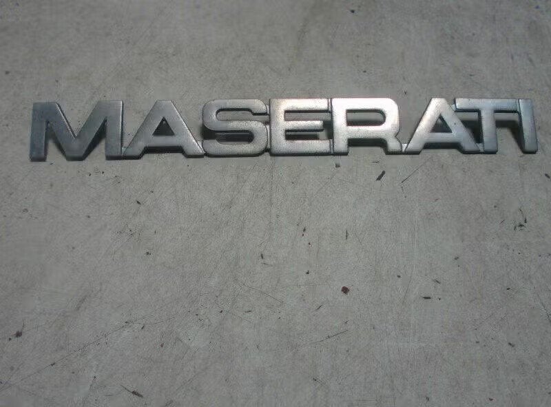 EMBLEEM Maserati Bi-turbo 1985, Webaccessibility@stellantis.com, Enlèvement ou Envoi, Stellantis N.V., Utilisé