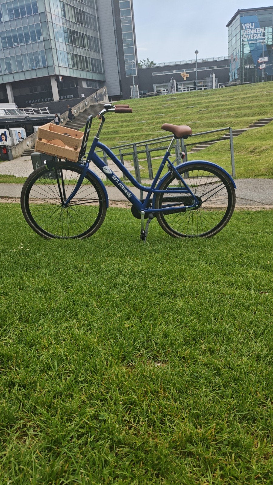 Vélo de ville hollandais bleu avec caisse en bois – excellen, Enlèvement