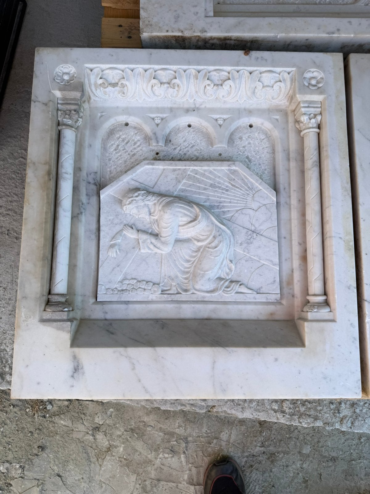 Important haut-relief en marbre – Christ portant sa Croix, Antiquités & Art, Enlèvement