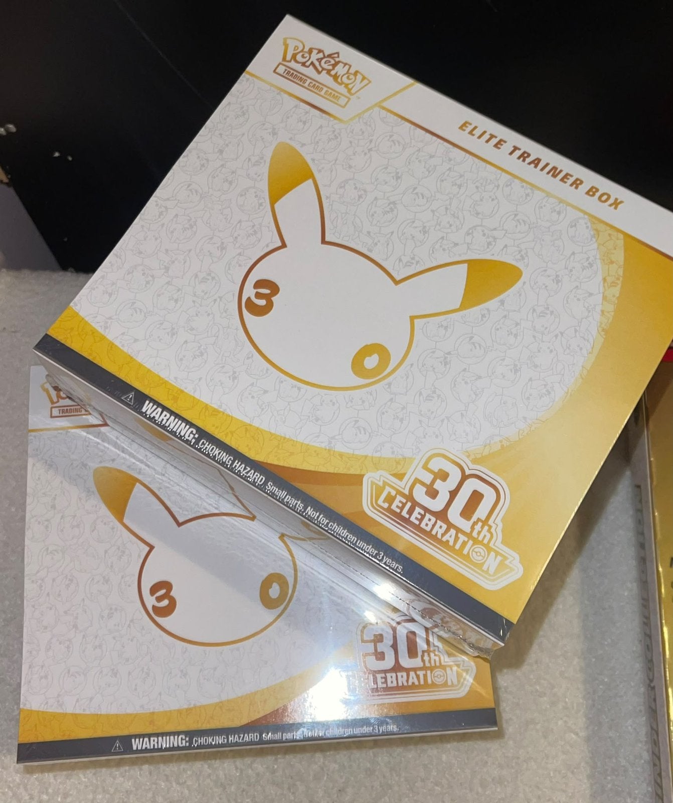 Pokemon 30th Celebration Elite Trainer Box, Hobby en Vrije tijd, Ophalen of Verzenden, Nieuw, Boosterbox, Foil
