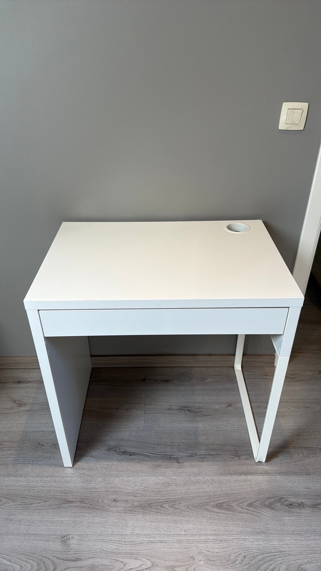 IKEA MICKE Bureau, Huis en Inrichting, Bureaus, Ophalen, Hout, Schoolbureau, Zo goed als nieuw