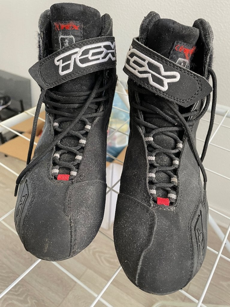 Chaussures moto, Enlèvement