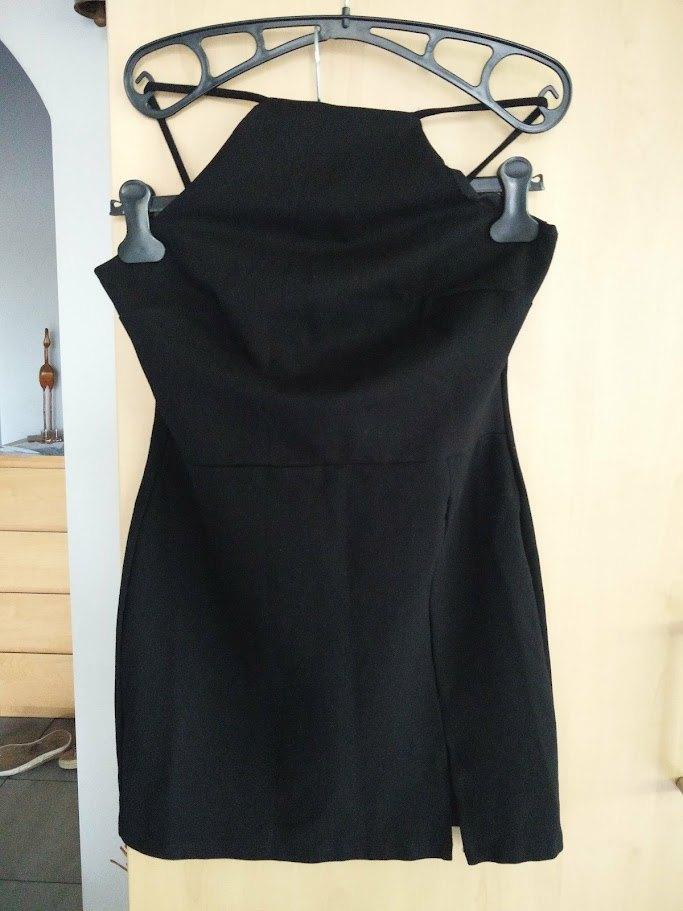 Kleed Stradivarius.  maat 38-40.  NIEUW., Kleding | Dames, Jurken, Nieuw, Maat 38/40 (M), Zwart, Knielengte, Ophalen of Verzenden