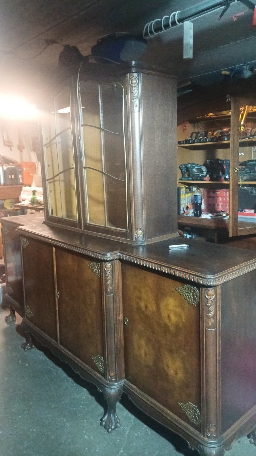 antieke kast met leeuwenpoten en vitrine. DRINGEND GRATIS, Antiek en Kunst, Ophalen