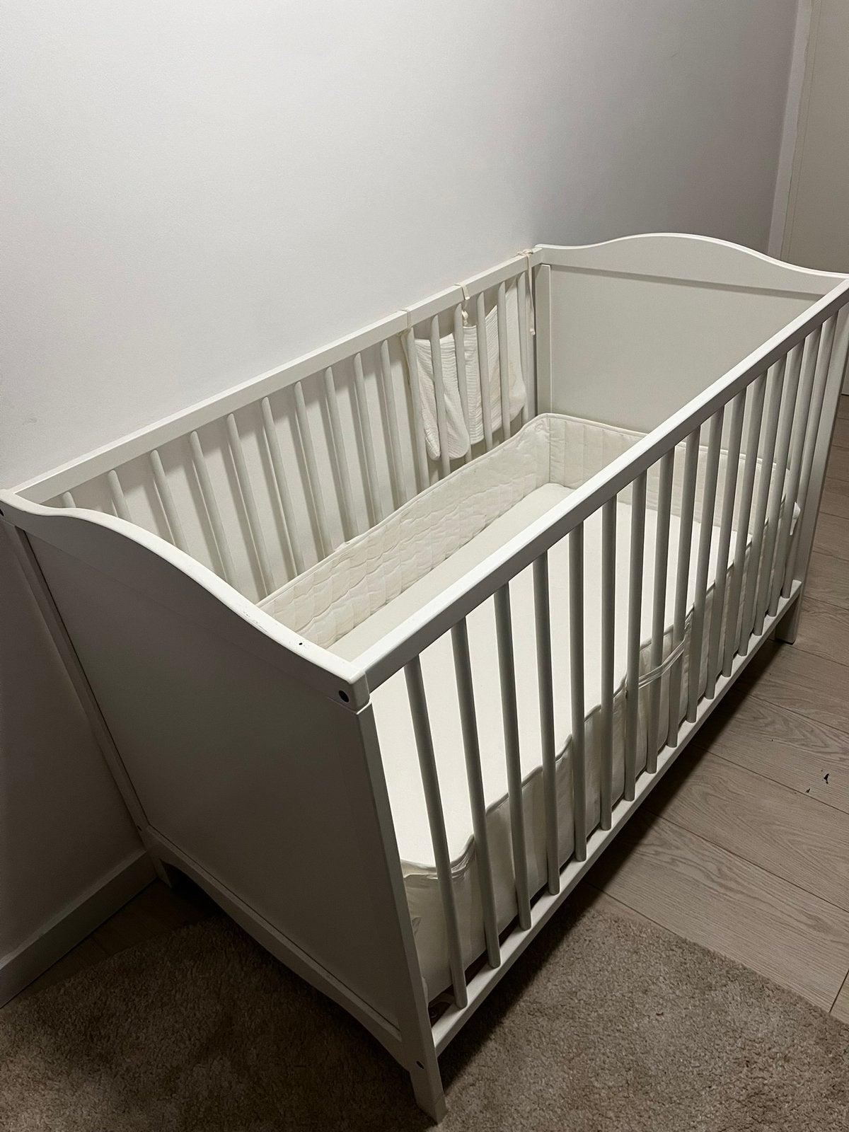Lit bébé avec matelas, Enfants & Bébés, Enlèvement, Comme neuf