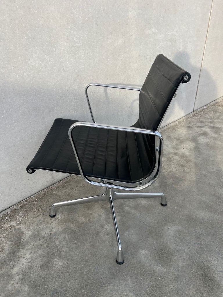 Vitra Eames EA108 lederen stoelen, 30X, Huis en Inrichting, Gebruikt, Zwart, Design, Ophalen of Verzenden