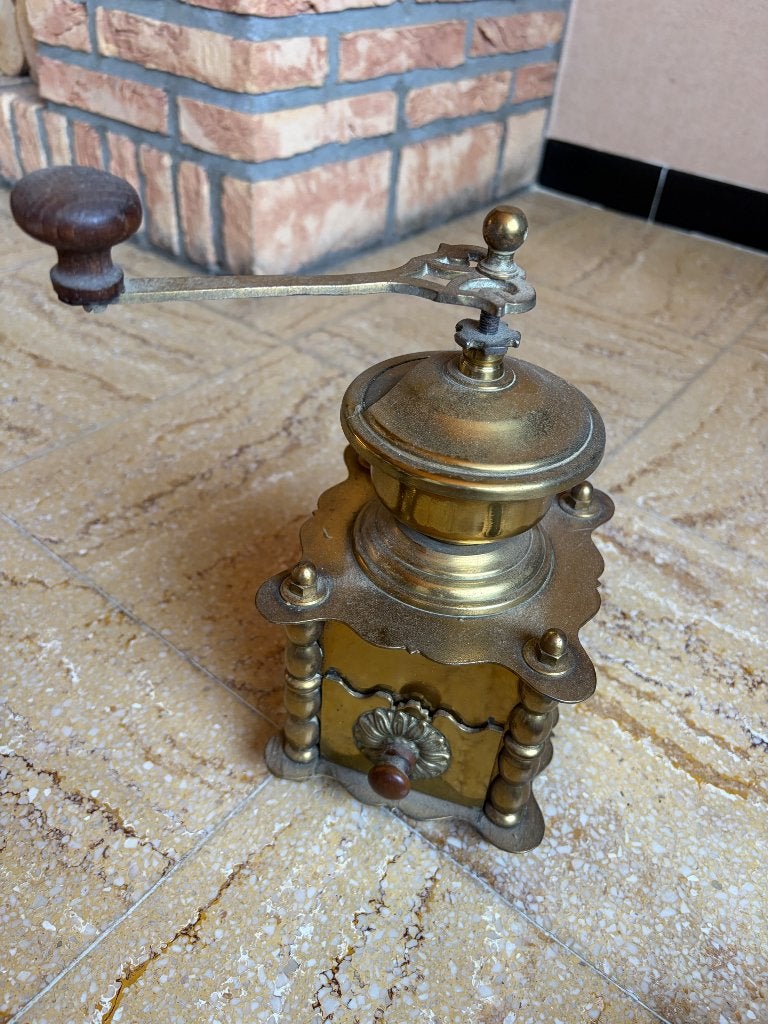 Antieke handmatige koffiemolen, Ophalen