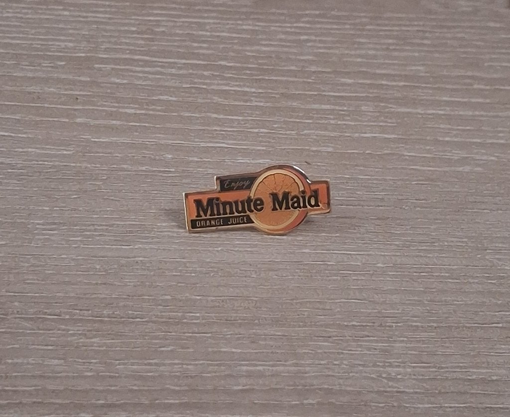 PIN - MINUTE MAID - ORANGE JUICE - FRUITSAP, Verzamelen, Verzenden, Gebruikt, Merk, Speldje of Pin