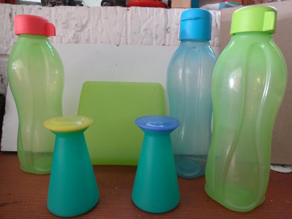 tupperware . Lot de 6 pieces . Gourdes . Saliere ++++, Enlèvement ou Envoi, Comme neuf, Bleu, Récipient ou Bol