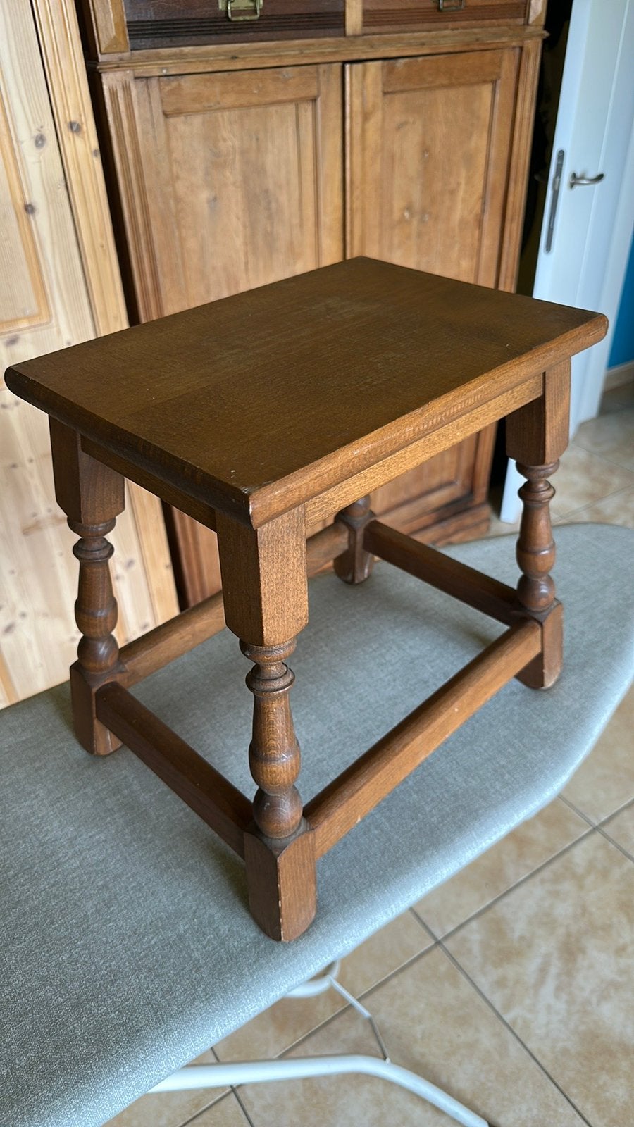 Solide petite table en bois, Antiquités & Art, Enlèvement ou Envoi