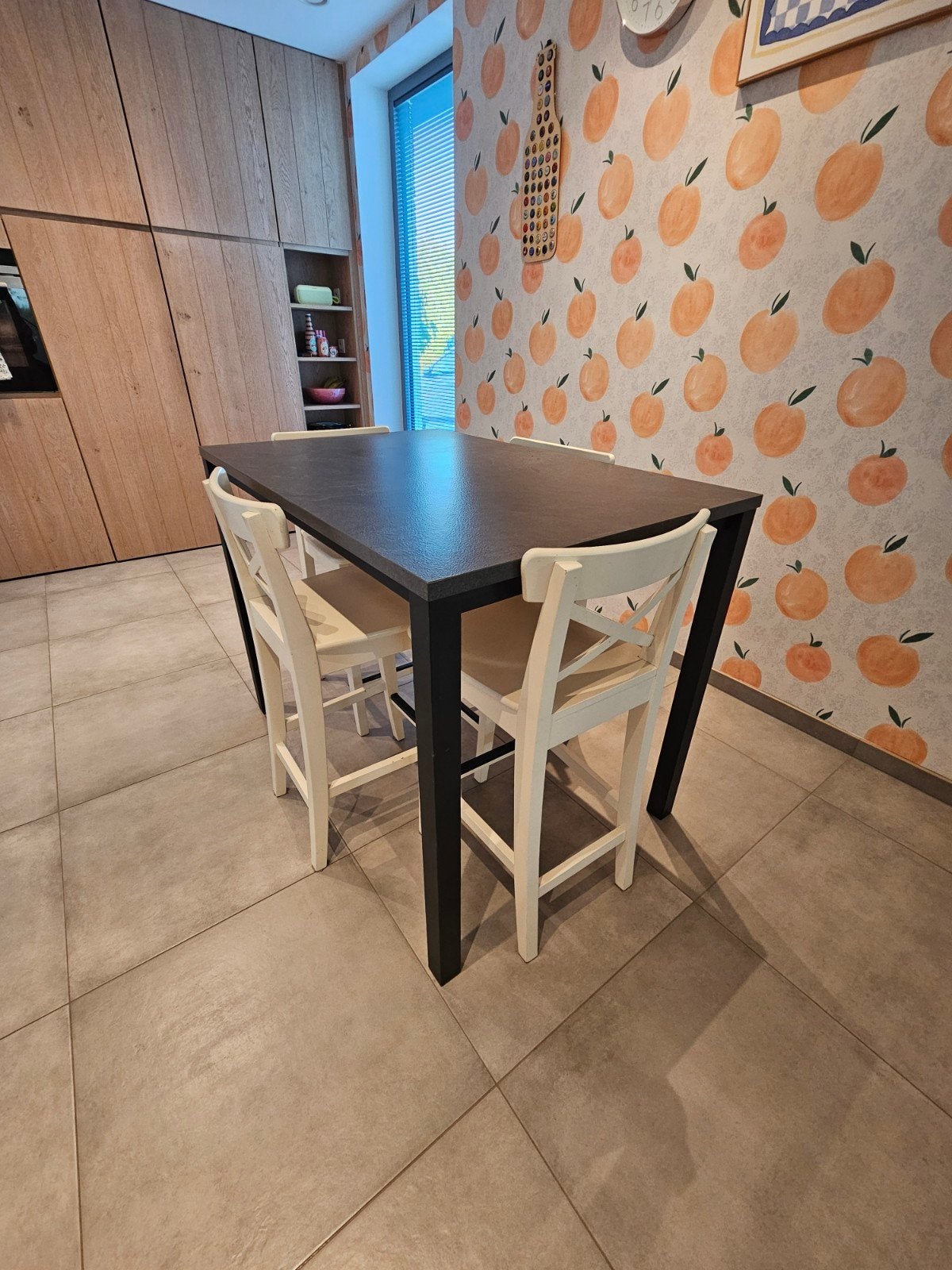 bartafel met 4 krukken, Ophalen