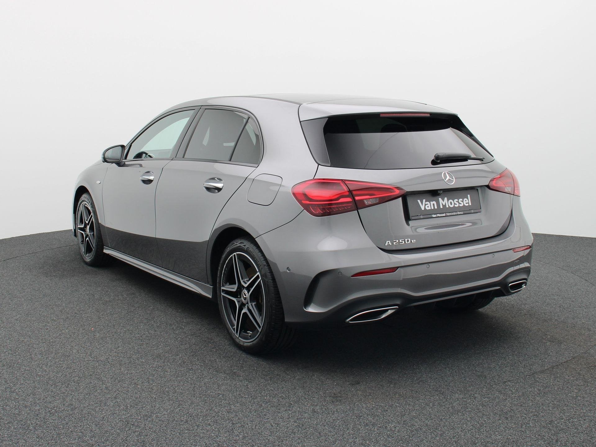Mercedes-Benz A 250 e AMG Line + MULTIBEAM LED + PANORAMISCH, Dealer onderhouden, Stof, 16 kWh, 5 zetels